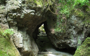 城井ノ上城跡と三丁弓の岩