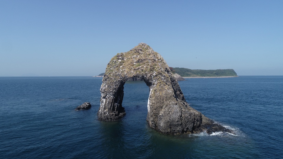 鼻栗瀬(めがね岩)